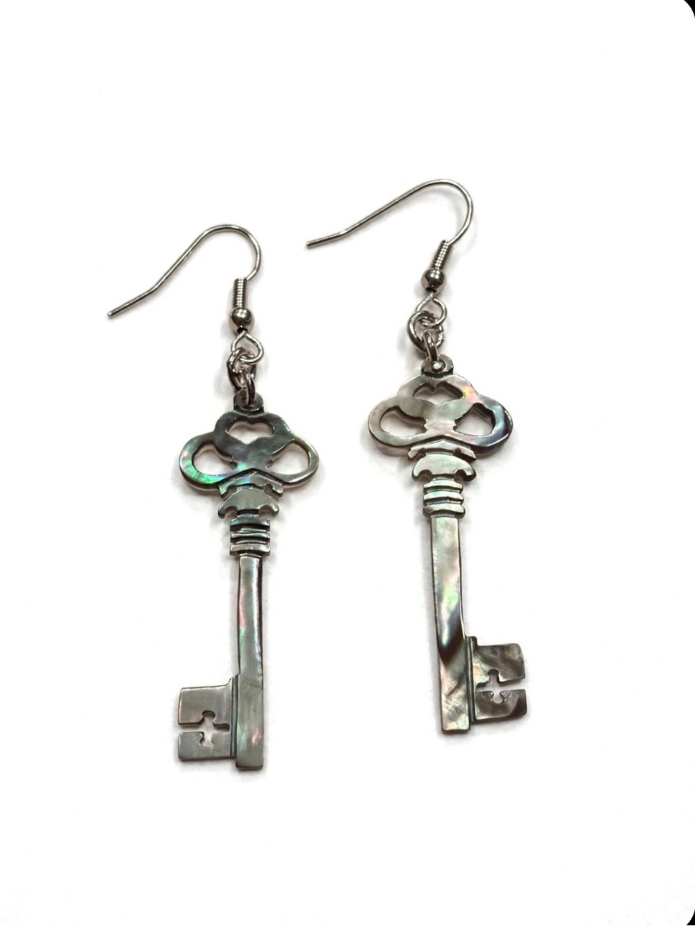 Black lip Shell Vintage Skeleton Key Earrings